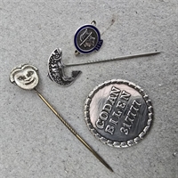 SASnål-HK-Codanbilen-reklameting-diverse-gamle-metalnåle